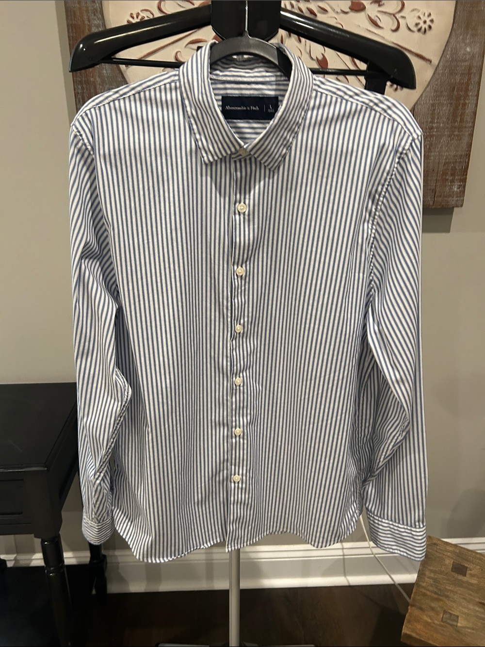 Abercrombie & Fitch Men’s Vertical Blue and White Stripe Button-Up Shirt Size lg